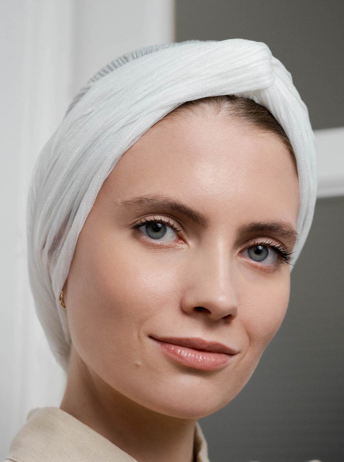 Shimmering multifunctional headwrap - white