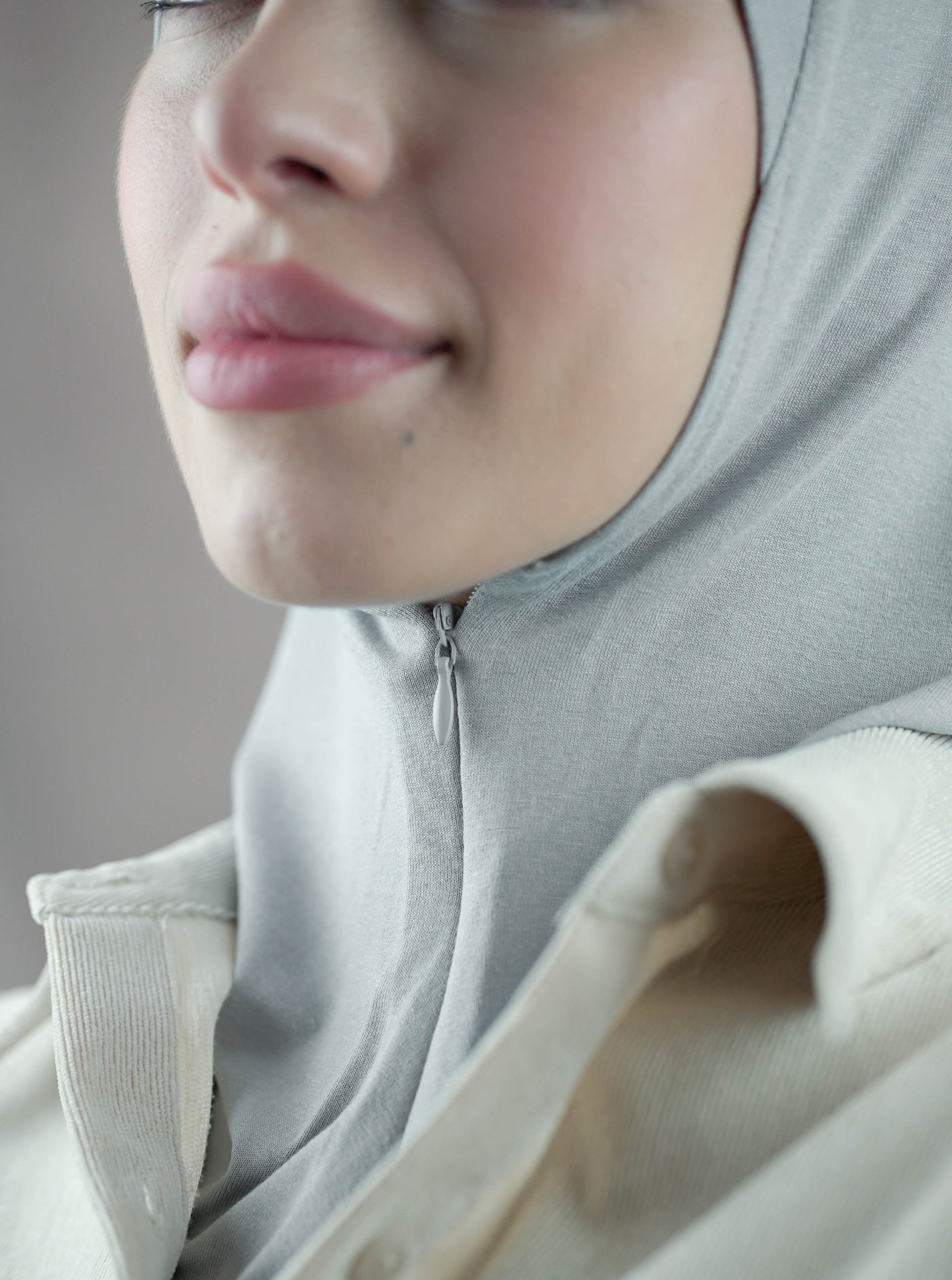 Hijab mit Reißverschluss – hellgrau