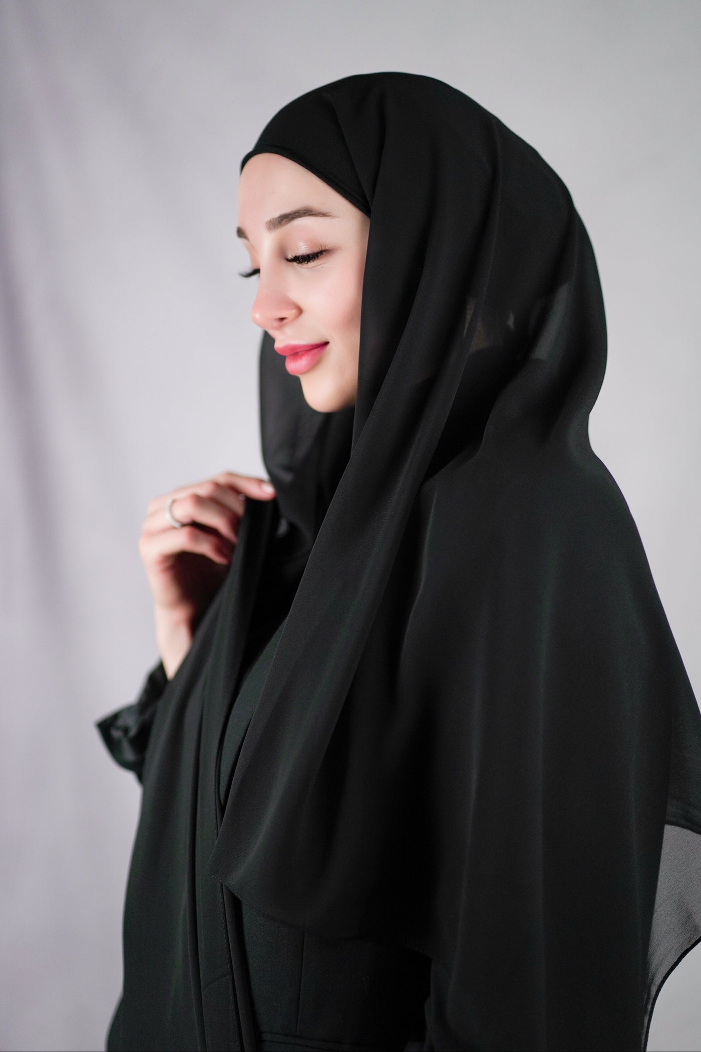 Fertiger Chiffon Hijab mit Unterkappe – schwarz